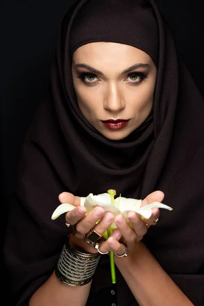 Bela Mulher Muçulmana Hijab Anéis Dourados Pulseira Segurando Lírio Isolado — Fotografia de Stock