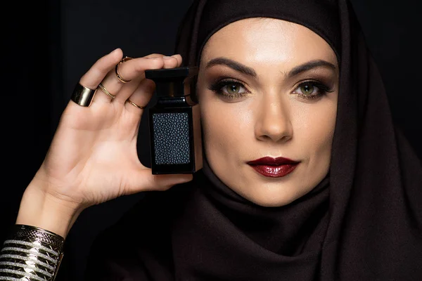 Beautiful Muslim Woman Hijab Makeup Golden Jewelry Holding Perfume Isolated — Stock Photo, Image