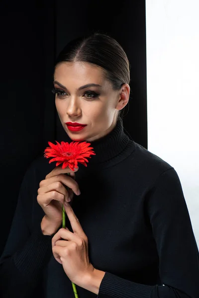 Bella Donna Con Labbra Rosse Con Gerbera Rosso Isolato Bianco — Foto Stock