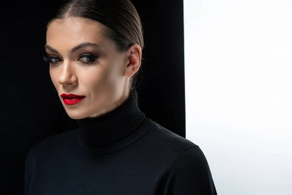 Belle Jeune Femme Aux Lèvres Rouges Isolées Sur Blanc Noir — Photo