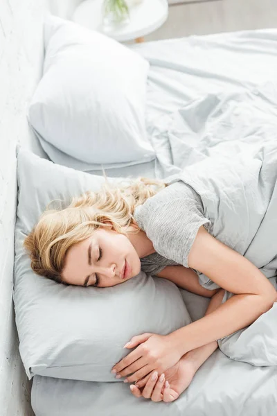 Vista Aérea Bela Jovem Mulher Dormindo Sob Cobertor Casa — Fotografia de Stock
