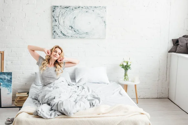 Feliz Joven Sentada Cama Mientras Despierta Casa — Foto de Stock