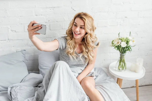 Foco Seletivo Menina Feliz Tomando Selfie Perto Vaso Com Flores — Fotografia de Stock