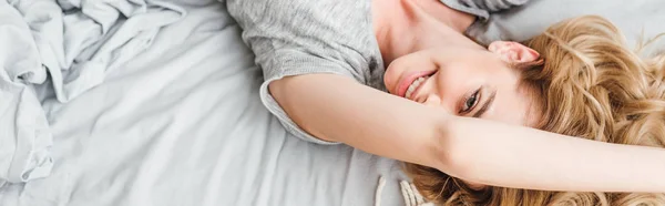 Mutlu Kızın Yatakta Yatarken Yüzünü Örttüğü Panoramik Bir Fotoğraf — Stok fotoğraf