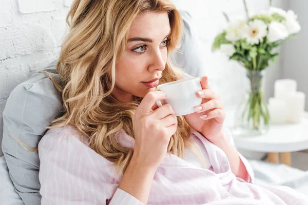 Atractiva Mujer Sosteniendo Taza Con Café Cama — Foto de Stock