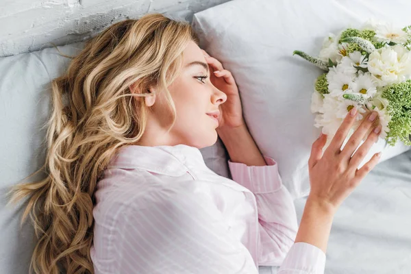 Ovanifrån Flicka Tittar Blommor När Ligger Sängen — Stockfoto