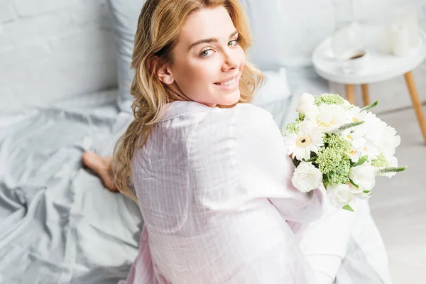 Selektiver Fokus Einer Hübschen Frau Die Mit Blumen Bett Sitzt — Stockfoto