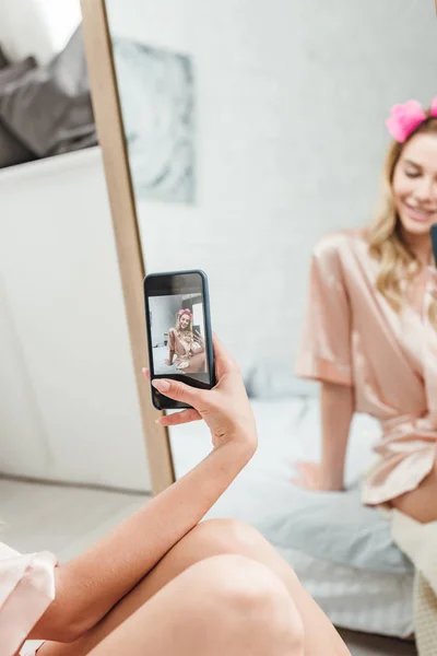 Selective Focus Happy Woman Hair Curlers Holding Smartphone While Taking — Stock Photo, Image