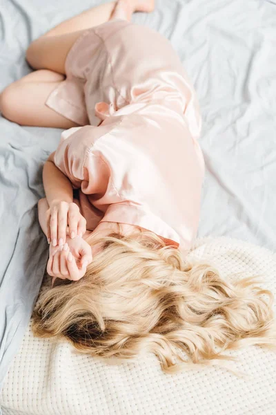 Foco Seletivo Menina Loira Deitada Cama — Fotografia de Stock