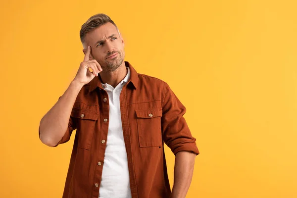 Hombre Guapo Tocando Templo Mientras Piensa Aislado Naranja — Foto de Stock