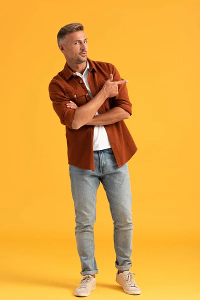 Hombre Guapo Señalando Con Dedo Naranja — Foto de Stock