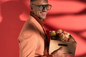 mosolygós férfi blézer és napszemüveg tartó doboz édes őszibarack piros árnyékok