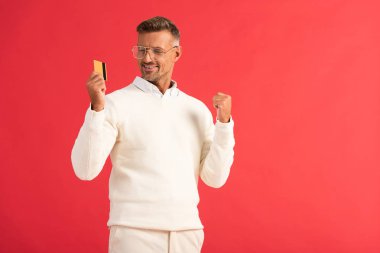 Gözlüklü mutlu adam kırmızı kart tutuyor. 