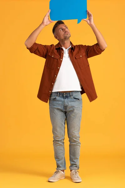 Bonito Homem Segurando Azul Discurso Bolha Laranja — Fotografia de Stock