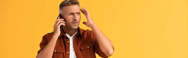 Panoramabild Emotionell Man Gester När Talar Smartphone Isolerad Orange — Stockfoto