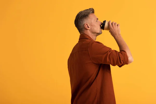 Hombre Guapo Bebiendo Café Para Taza Papel Aislado Naranja —  Fotos de Stock