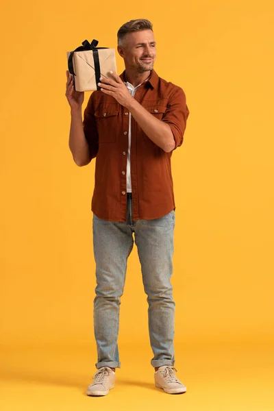 Hombre Feliz Pie Sosteniendo Presente Naranja — Foto de Stock