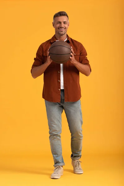 オレンジでバスケットボールをしてる幸せな男 — ストック写真