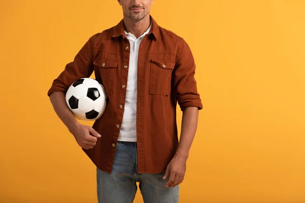 Περικοπή Άποψη Του Ευτυχισμένος Άνθρωπος Στέκεται Ποδόσφαιρο Απομονώνονται Πορτοκαλί — Φωτογραφία Αρχείου