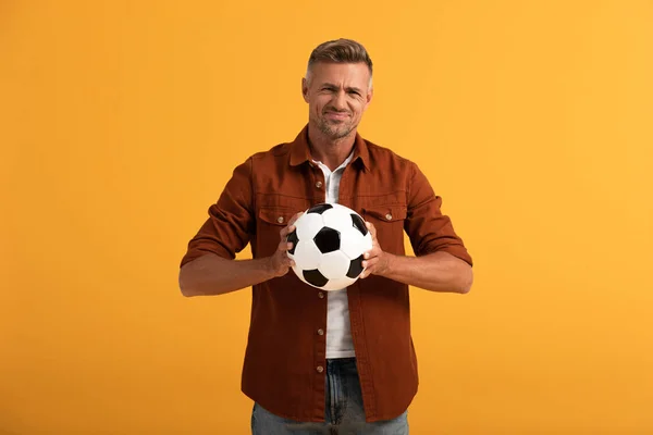 Hombre Disgustado Sosteniendo Fútbol Aislado Naranja — Foto de Stock