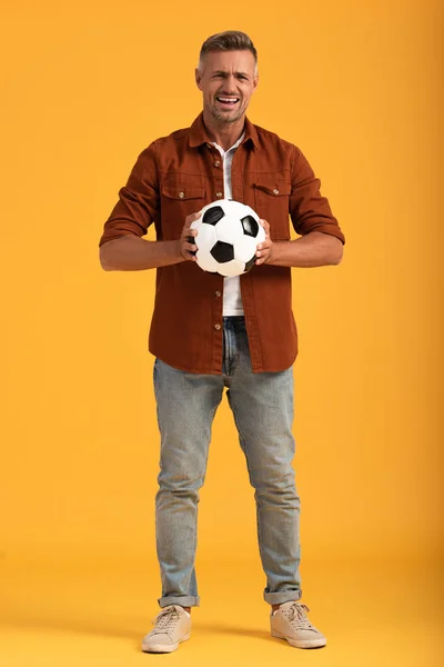 Hombre Emocional Sosteniendo Fútbol Pie Naranja — Foto de Stock