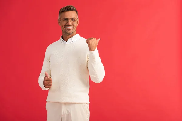 Homem Elegante Alegre Óculos Mostrando Polegares Isolados Vermelho — Fotografia de Stock