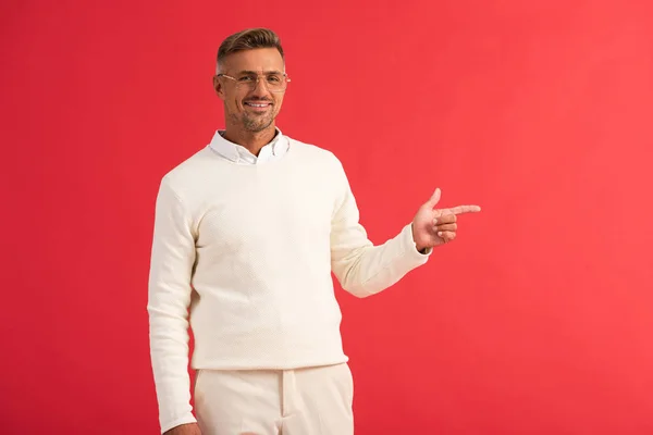 Hombre Positivo Gafas Apuntando Con Dedo Aislado Rojo — Foto de Stock