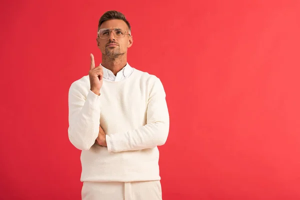 Hombre Guapo Gafas Mirando Hacia Arriba Mientras Señala Con Dedo — Foto de Stock