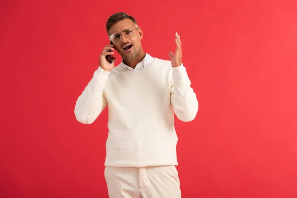 Bărbat Surprins Ochelari Vorbind Smartphone Gestând Izolat Roșu — Fotografie, imagine de stoc