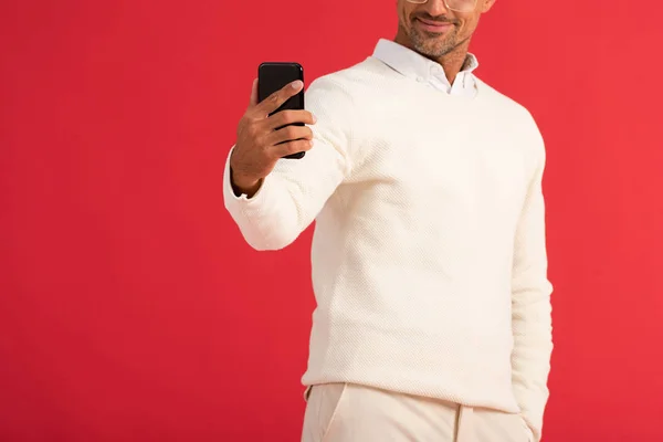 Обрезанный Вид Счастливого Человека Очках Держащих Смартфон Изолирован Красный — стоковое фото