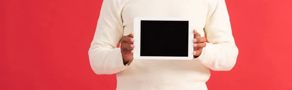 黒い画面のデジタルタブレットを持っている男のパノラマショット — ストック写真