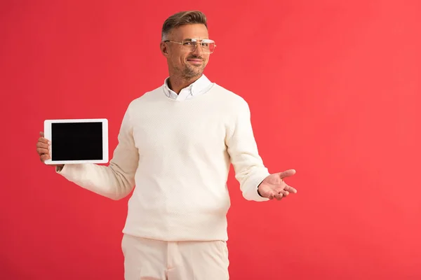 Χαρούμενος Άνθρωπος Κρατώντας Ψηφιακό Δισκίο Λευκή Οθόνη Απομονώνονται Κόκκινο — Φωτογραφία Αρχείου