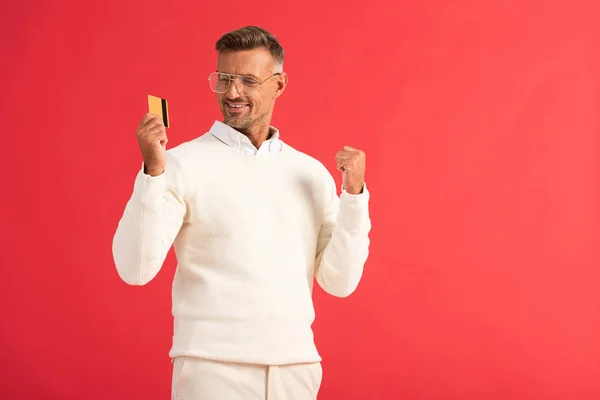 Hombre Feliz Gafas Con Tarjeta Crédito Aislada Rojo — Foto de Stock