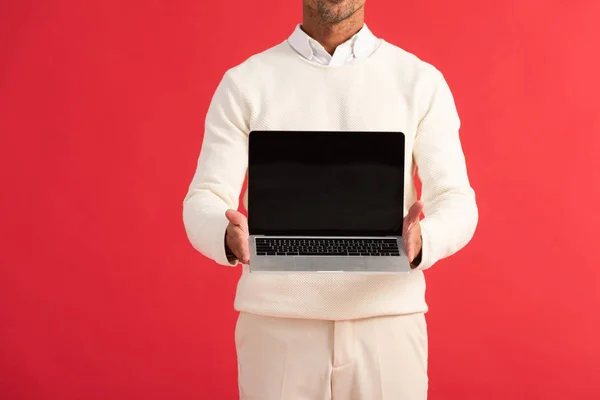 Przycięty Widok Człowieka Trzymającego Laptopa Pustym Ekranem Izolowanym Czerwono — Zdjęcie stockowe