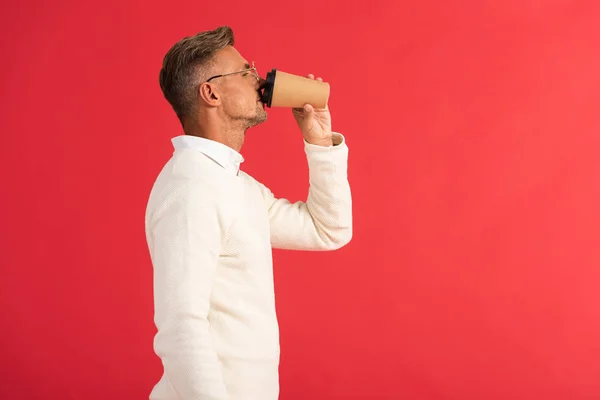 Homem Bonito Copos Beber Café Para Isolado Vermelho — Fotografia de Stock