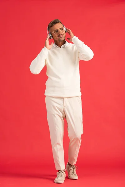 Hombre Feliz Escuchando Música Auriculares Rojo — Foto de Stock