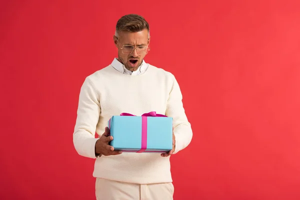 Shocked Man Glasses Holding Gift Box Isolated Red — Stock Photo, Image