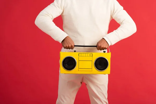 Vista Cortada Homem Segurando Boombox Retro Isolado Vermelho — Fotografia de Stock