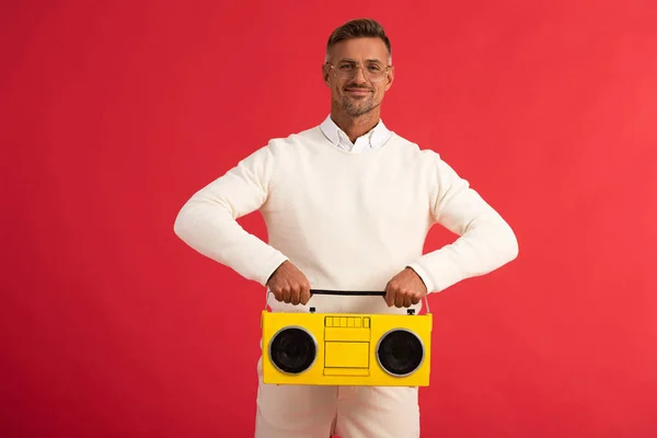 Homem Feliz Óculos Segurando Boombox Amarelo Isolado Vermelho — Fotografia de Stock