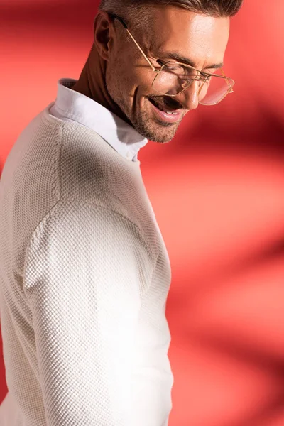 Homem Feliz Óculos Sorrindo Vermelho Com Sombras — Fotografia de Stock