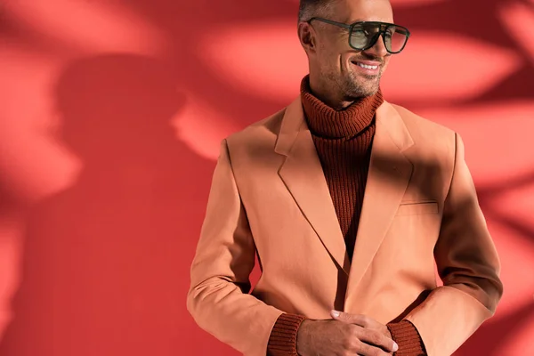 Gelukkig Man Zonnebril Blazer Staan Rood Met Schaduwen — Stockfoto