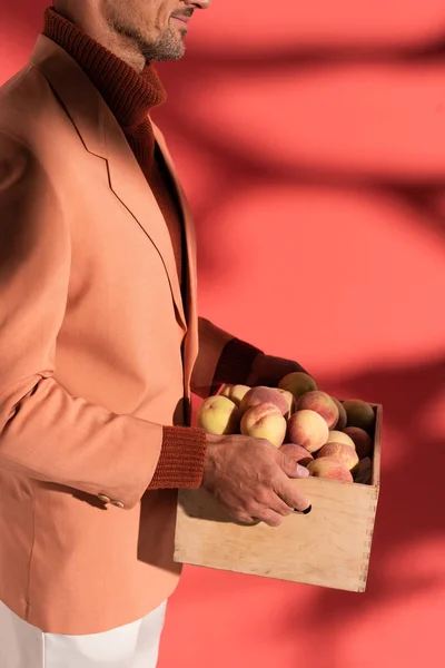 Обрезанный Вид Счастливого Человека Блейзере Держа Коробку Сладкими Персиками Красном — стоковое фото