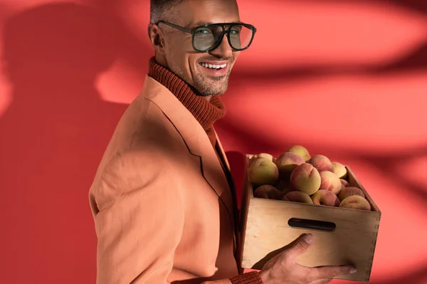 Hombre Sonriente Blazer Gafas Sol Con Melocotones Dulces Rojo Con — Foto de Stock