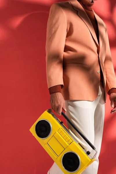 Recortado Vista Hombre Elegante Sosteniendo Boombox Amarillo Rojo Con Sombras — Foto de Stock