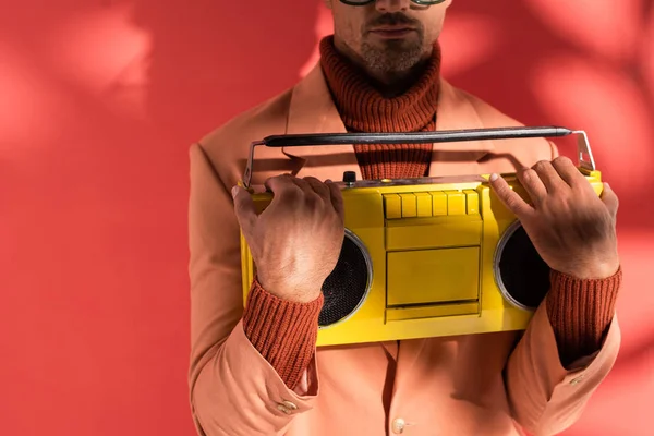 Oříznutý Pohled Stylového Muže Držícího Žlutý Boombox Červené Stíny — Stock fotografie