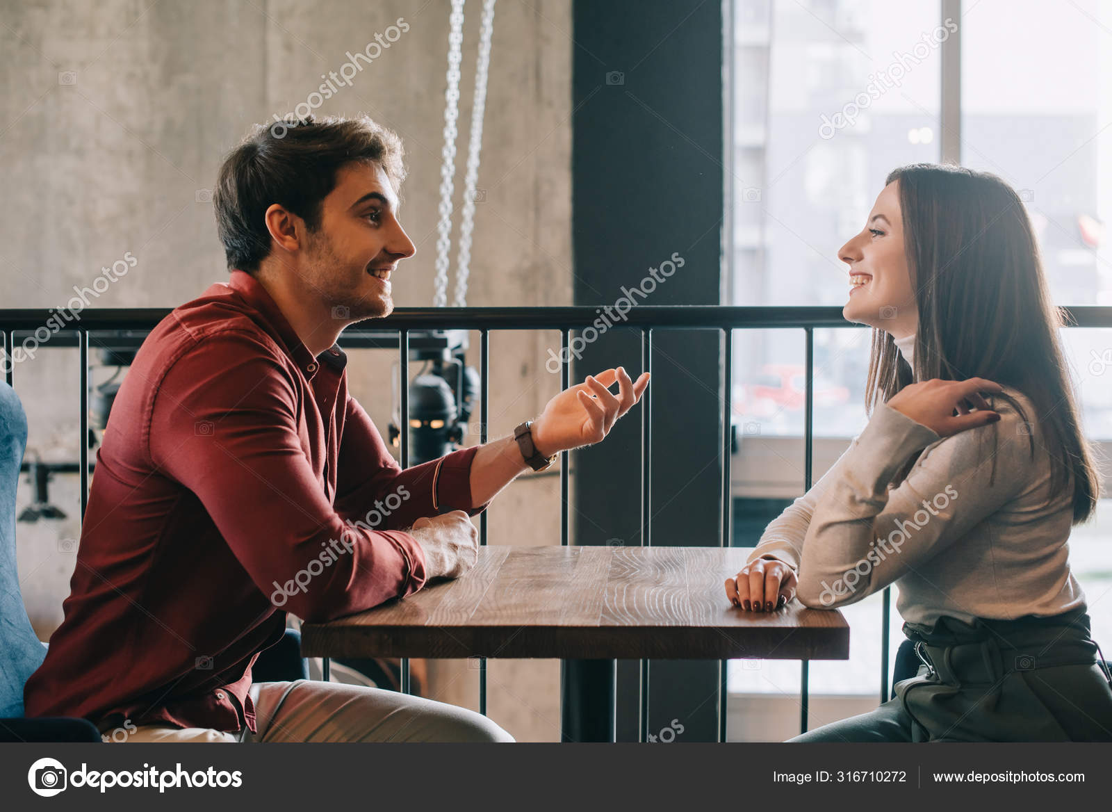 若い夫婦が顔を見合わせてコーヒーショップのバルコニーで話しているのを ストック写真 C Vitalikradko 若い夫婦が顔を見合わせてコーヒーショップのバルコニーで話しているのを ストック写真 C Vitalikradko