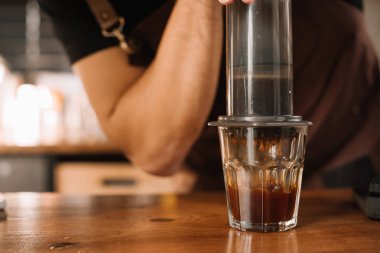 Barista 'nın uçakla kahve hazırlarken kısmi görüntüsü