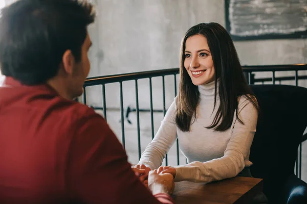 Joven Sonriente Mirando Novio Sosteniendo Sus Manos Balcón Cafetería — Foto de Stock