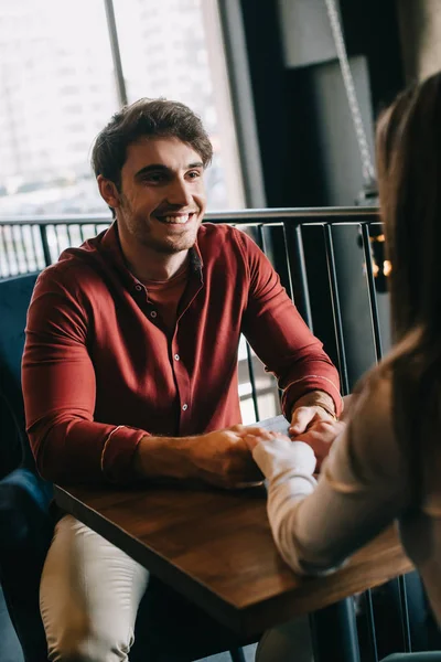 Joven Sonriente Mirando Novia Sosteniendo Sus Manos Balcón Cafetería —  Fotos de Stock