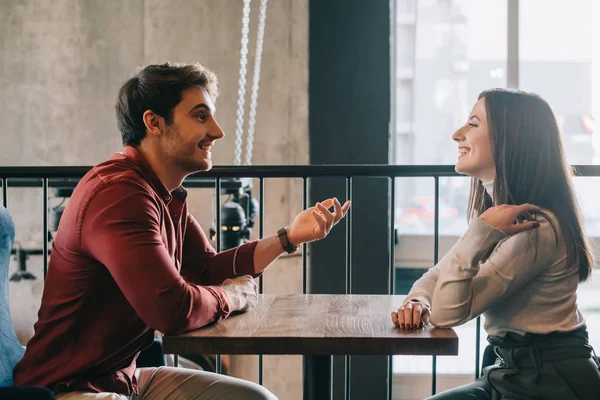 Lächelndes Junges Paar Schaut Einander Und Spricht Auf Balkon Café — Stockfoto